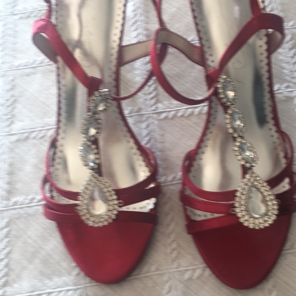 Dark red dyed pumps